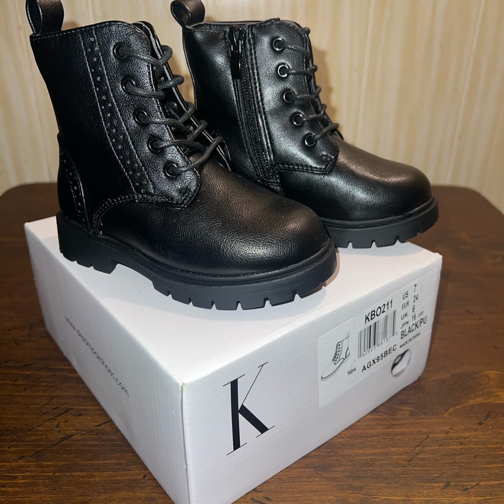 Brand new in box kids Sz 7 boots